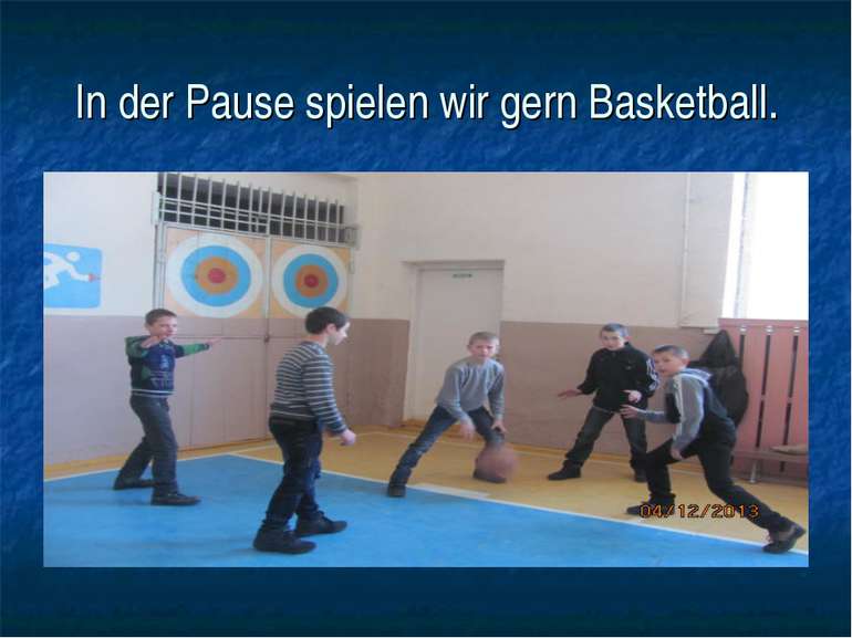 In der Pause spielen wir gern Basketball.