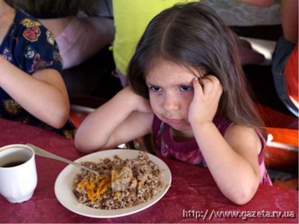 Бывшая девушка каши. Девушка ест гречку. Ребенок ест гречку. Что кушать с гречкой. Человек ест гречку.