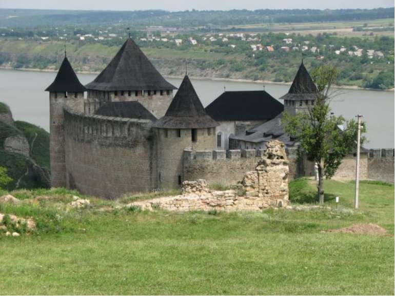  крепость X-XVIII веков, расположенная в городе Хотин, Украина. На протяжении...
