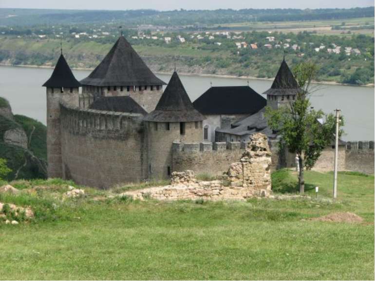 Хотинська фортеця Споруда  X-XVIII ст., розташована в місті Хотин, Україна. П...