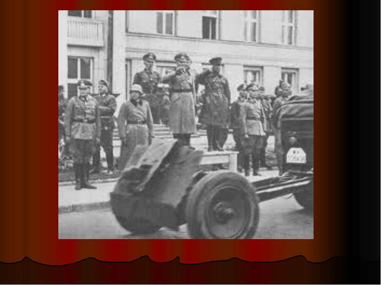 Радянські офіцери допитують полоненого німца