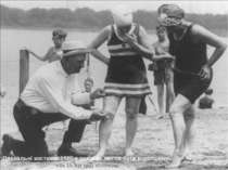 Плавальні костюми 1920-х років не могли бути коротшими, ніж 15 см над коліном.