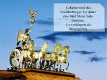 Gekrönt wird das Brandenburger Tor durch eine fünf Meter hohe Skulptur. Sie v...