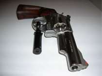 Револьвер, оснащений лазерним цілевказівником.